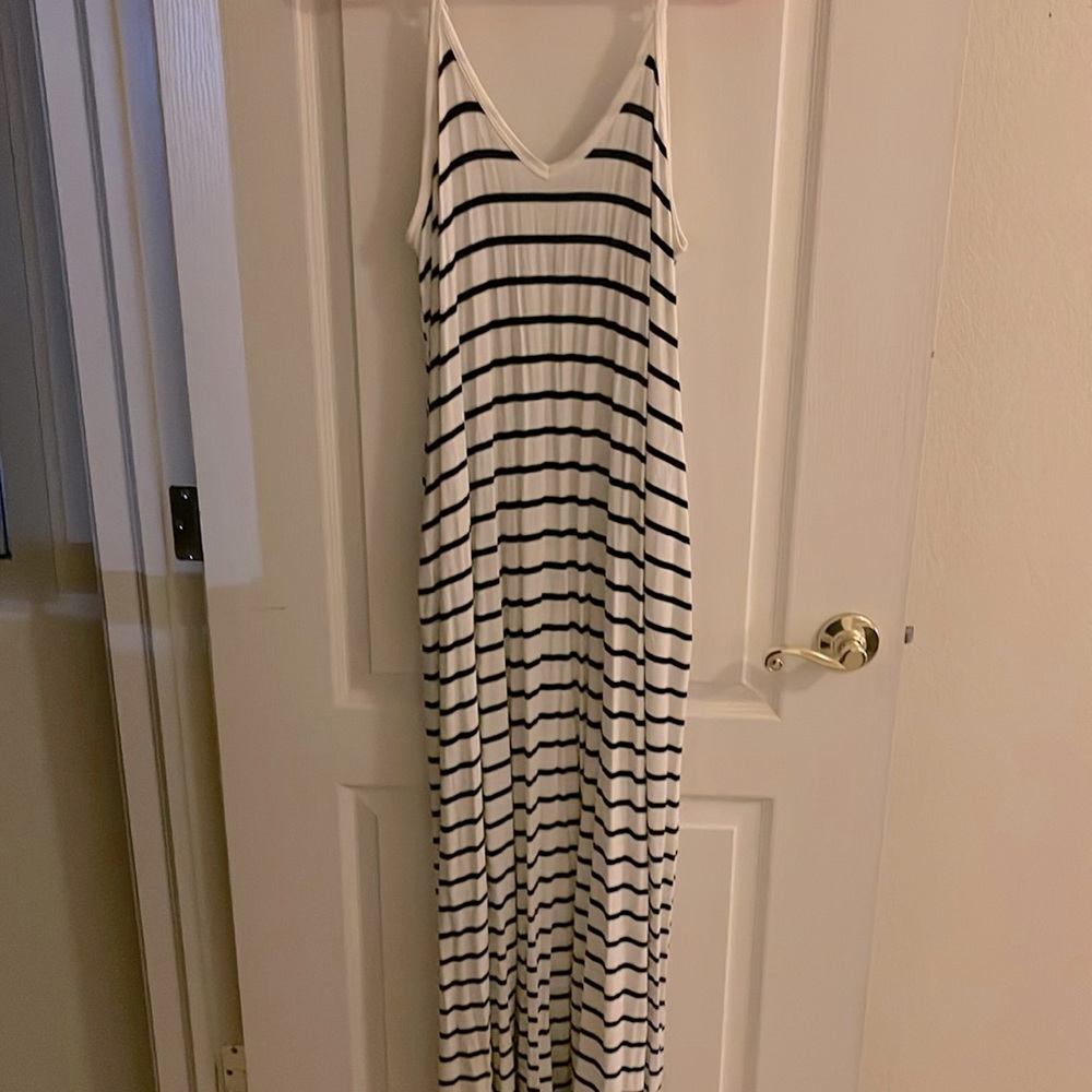 Comfortable black & white maxi dress size medium. Long w/ pockets at the hip.
